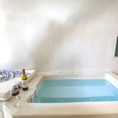 White Cave House أويا