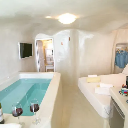 White Cave House أويا